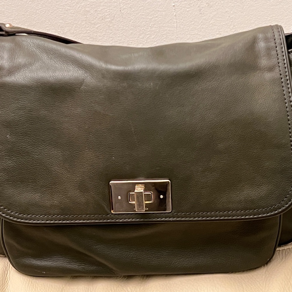 •	Authentic Kate Spade Dark Green Flap Top Turnlock Shoulder Strap Satchel